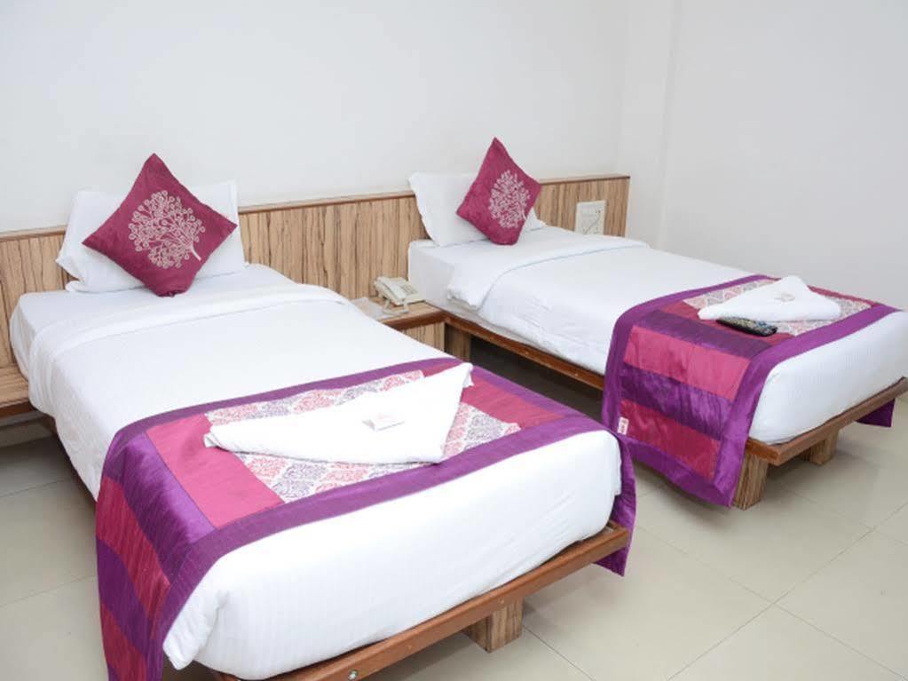 Hôtel Oyo 24197 Saptaruchi à Pimpri-Chinchwad Extérieur photo